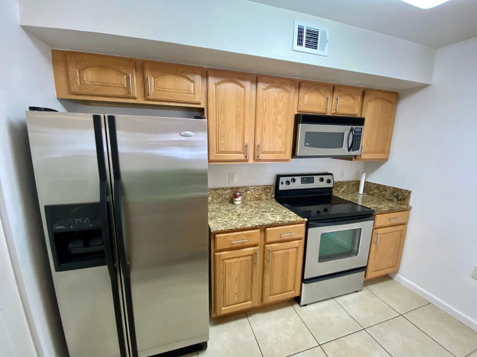 Active With Contract: $179,900 (1 beds, 1 baths, 868 Square Feet)