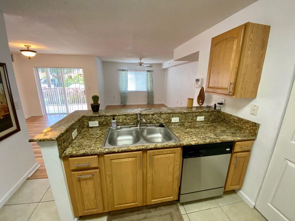 Active With Contract: $179,900 (1 beds, 1 baths, 868 Square Feet)