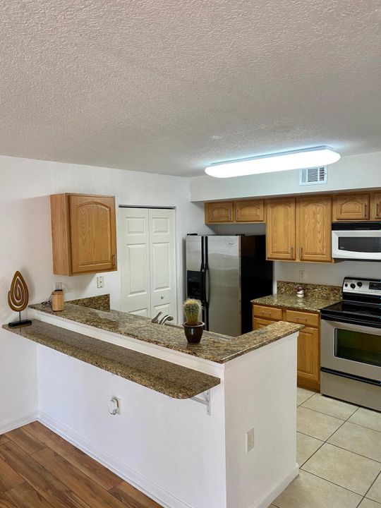 Active With Contract: $179,900 (1 beds, 1 baths, 868 Square Feet)