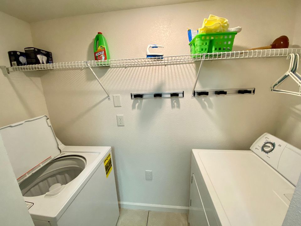 Active With Contract: $179,900 (1 beds, 1 baths, 868 Square Feet)