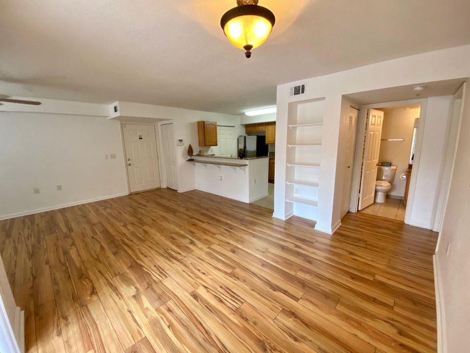 Active With Contract: $179,900 (1 beds, 1 baths, 868 Square Feet)