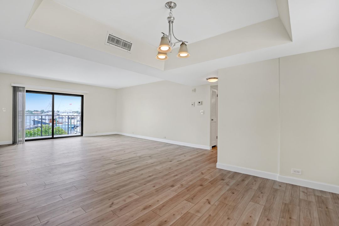 Active With Contract: $3,200 (2 beds, 2 baths, 1382 Square Feet)