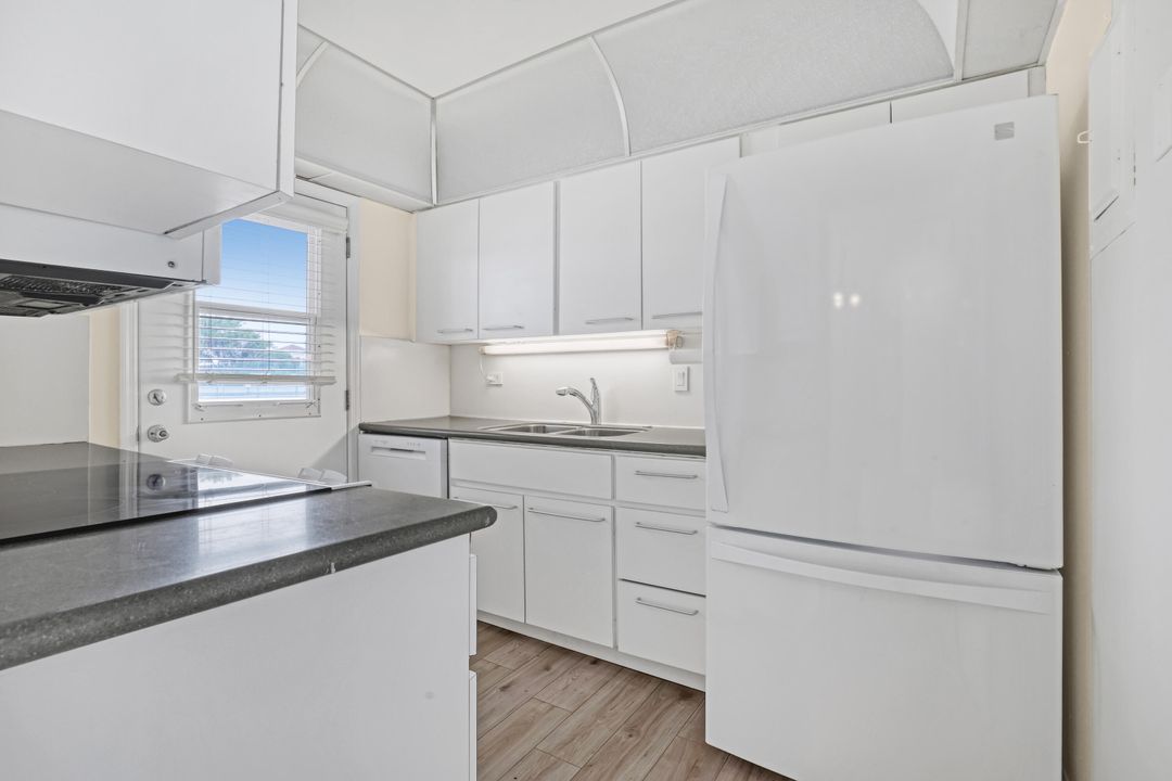 Active With Contract: $3,200 (2 beds, 2 baths, 1382 Square Feet)