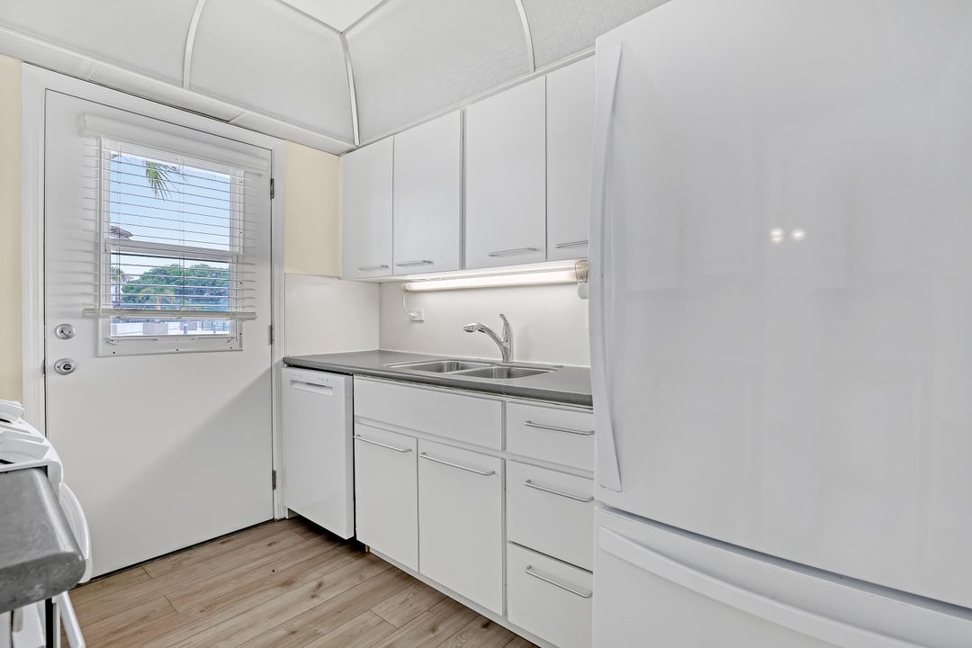 Active With Contract: $3,200 (2 beds, 2 baths, 1382 Square Feet)