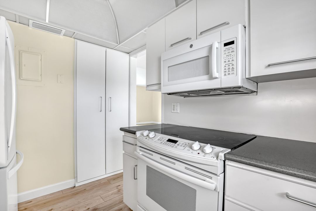 Active With Contract: $3,200 (2 beds, 2 baths, 1382 Square Feet)