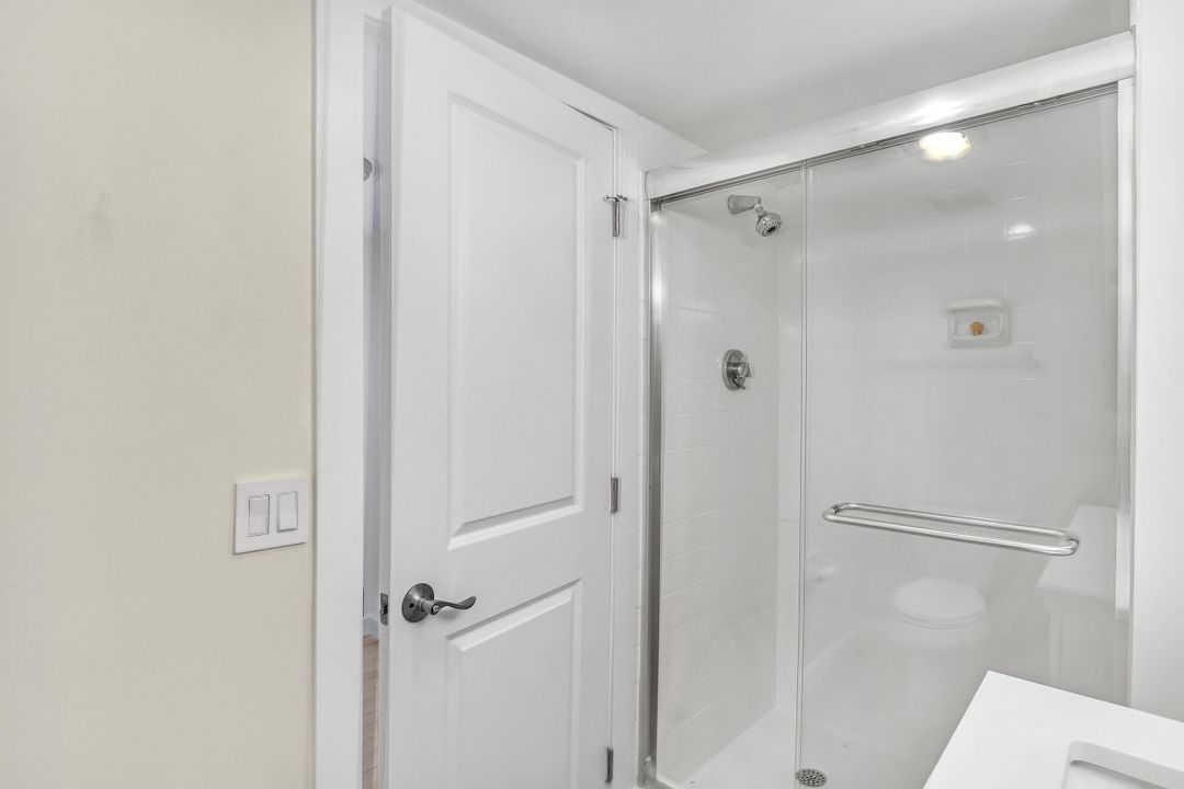 Active With Contract: $3,200 (2 beds, 2 baths, 1382 Square Feet)