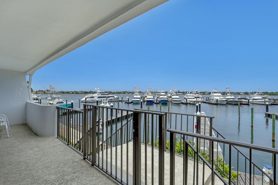 Active With Contract: $3,200 (2 beds, 2 baths, 1382 Square Feet)