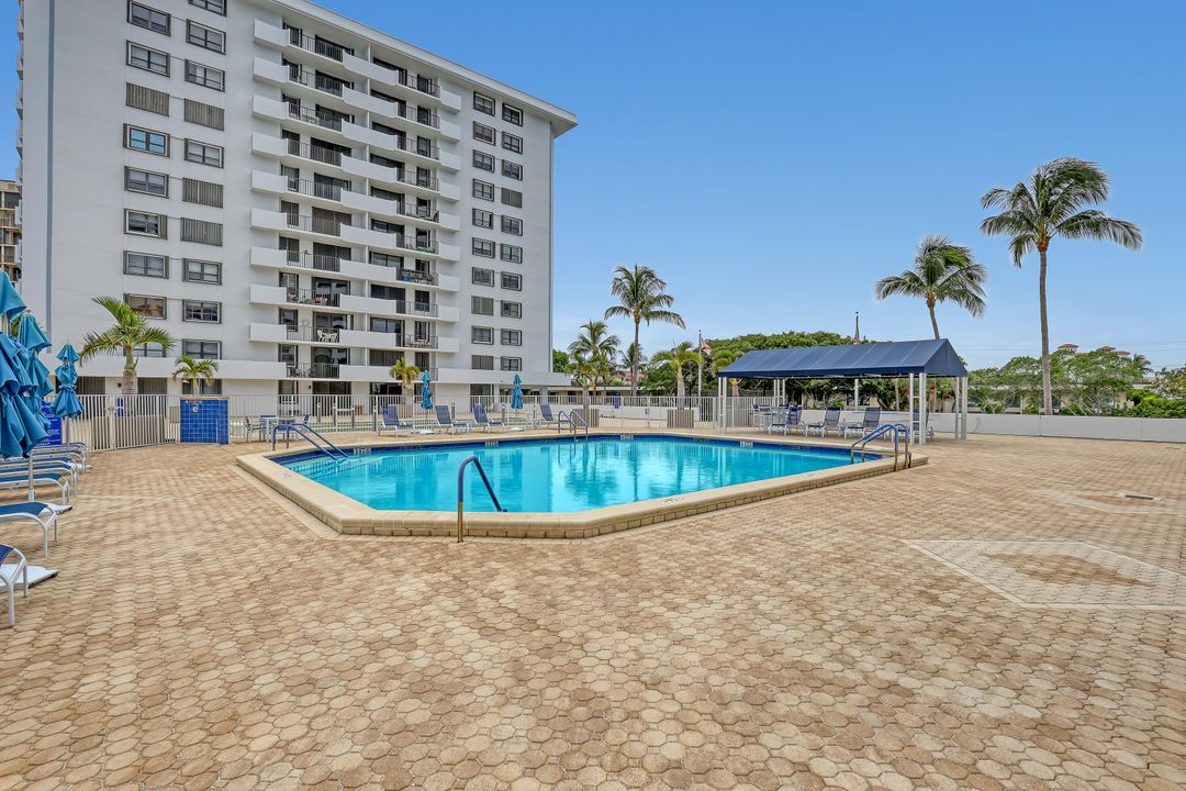 Active With Contract: $3,200 (2 beds, 2 baths, 1382 Square Feet)