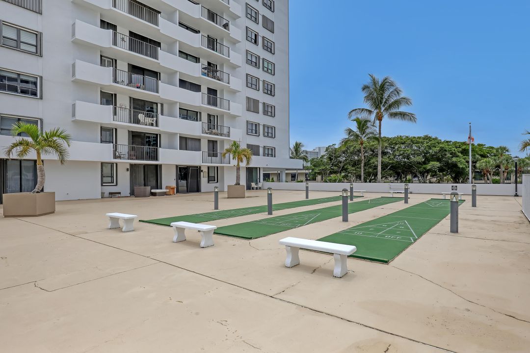 Active With Contract: $3,200 (2 beds, 2 baths, 1382 Square Feet)