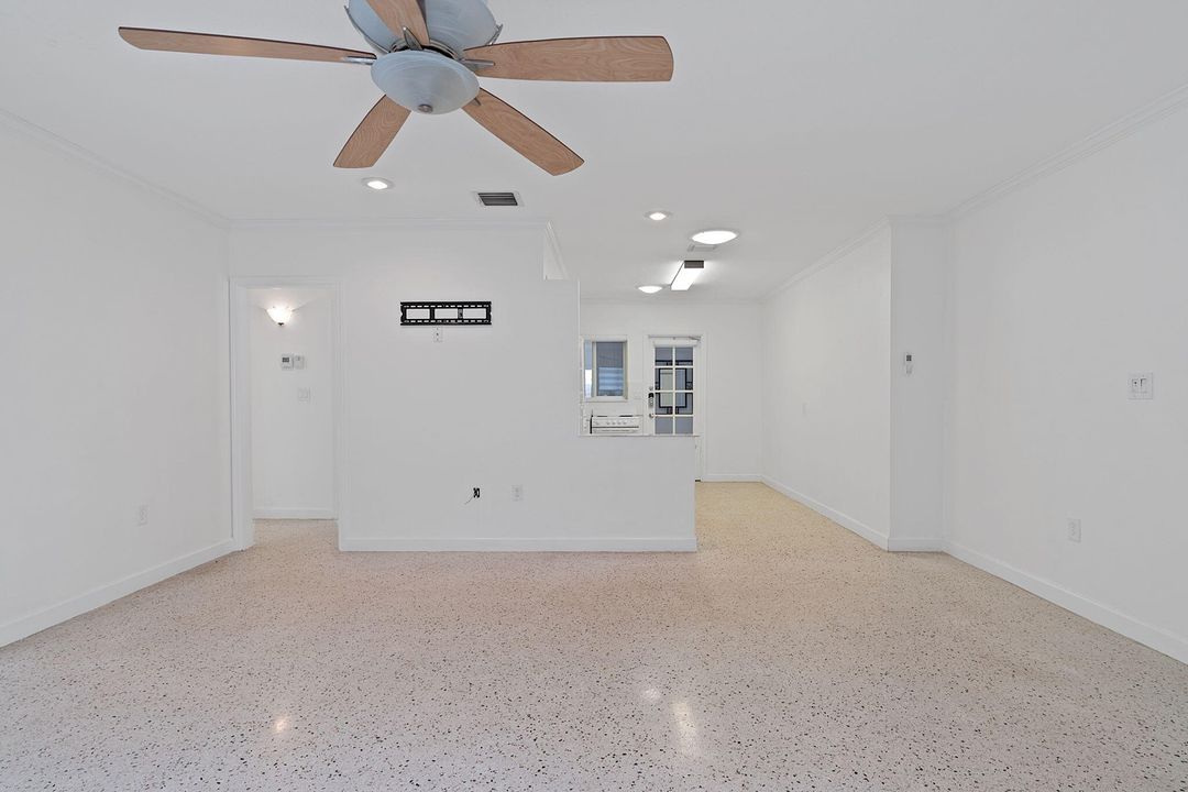 Active With Contract: $2,550 (2 beds, 1 baths, 902 Square Feet)