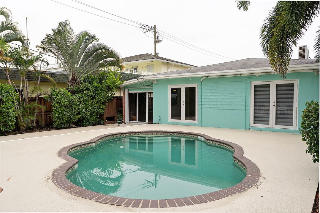 Active With Contract: $2,550 (2 beds, 1 baths, 902 Square Feet)