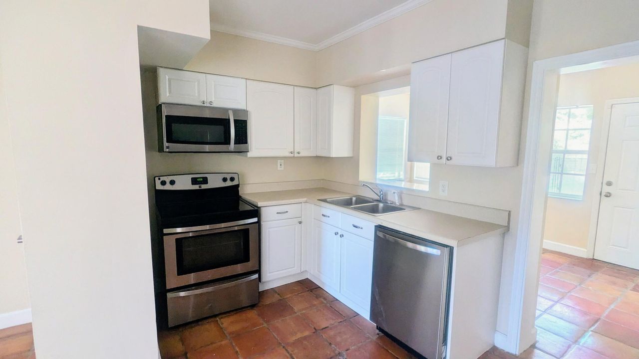 For Sale: $455,905 (2 beds, 2 baths, 1160 Square Feet)