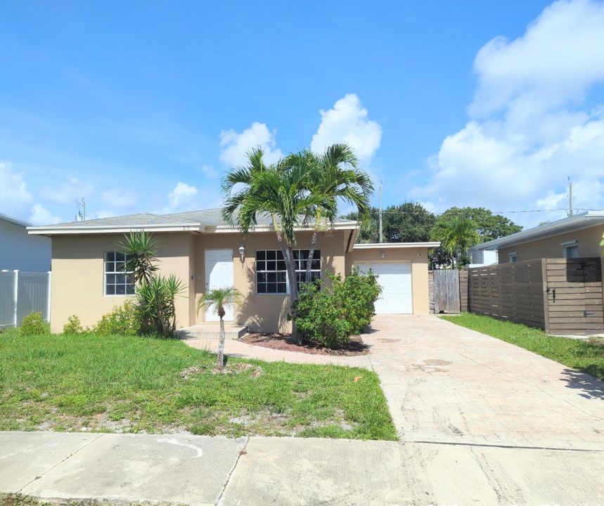 For Sale: $455,905 (2 beds, 2 baths, 1160 Square Feet)