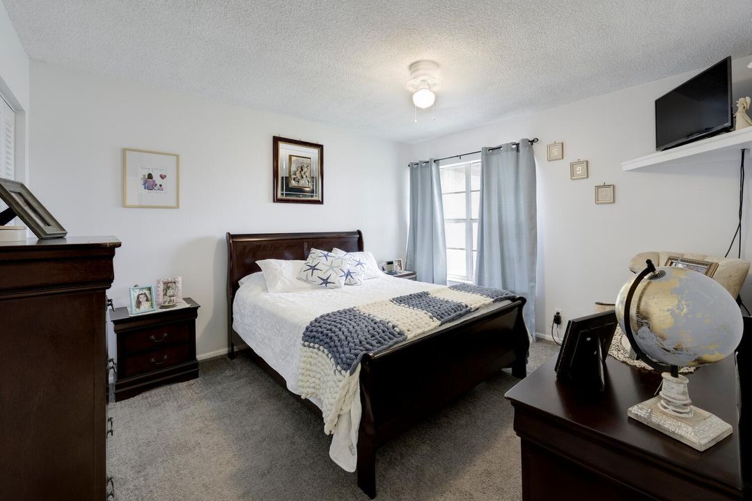 Active With Contract: $147,900 (2 beds, 2 baths, 1088 Square Feet)