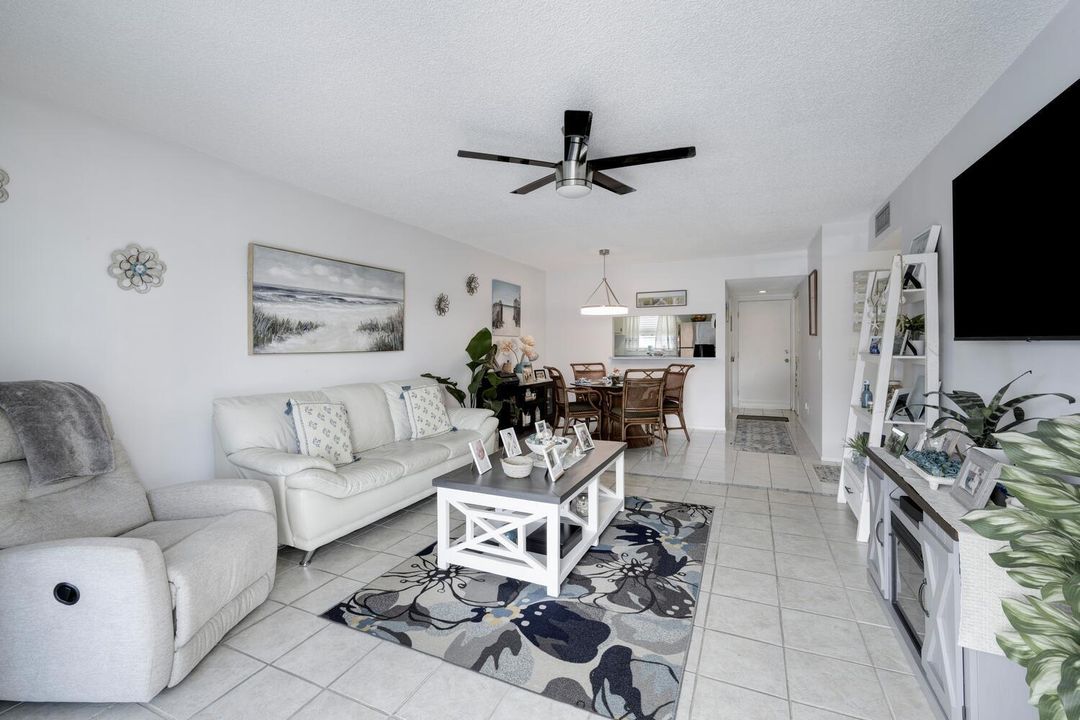 Active With Contract: $147,900 (2 beds, 2 baths, 1088 Square Feet)