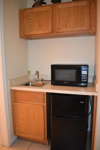 Active With Contract: $1,195 (0 beds, 1 baths, 400 Square Feet)