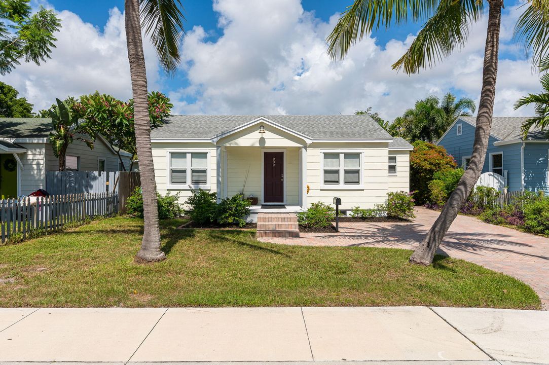 Active With Contract: $549,900 (3 beds, 2 baths, 1192 Square Feet)