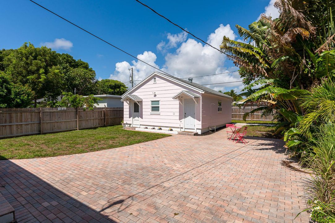 Active With Contract: $549,900 (3 beds, 2 baths, 1192 Square Feet)