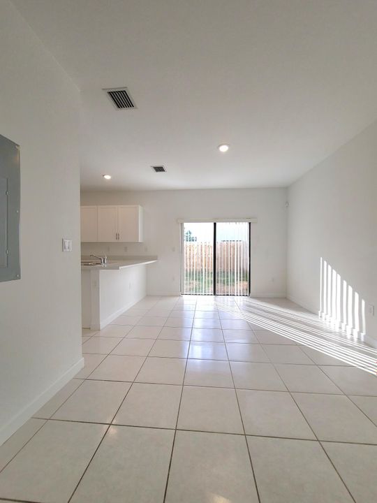 Active With Contract: $2,550 (3 beds, 2 baths, 1749 Square Feet)