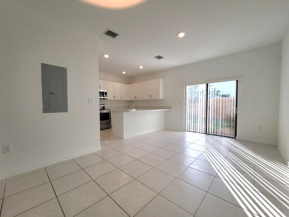 Active With Contract: $2,550 (3 beds, 2 baths, 1749 Square Feet)