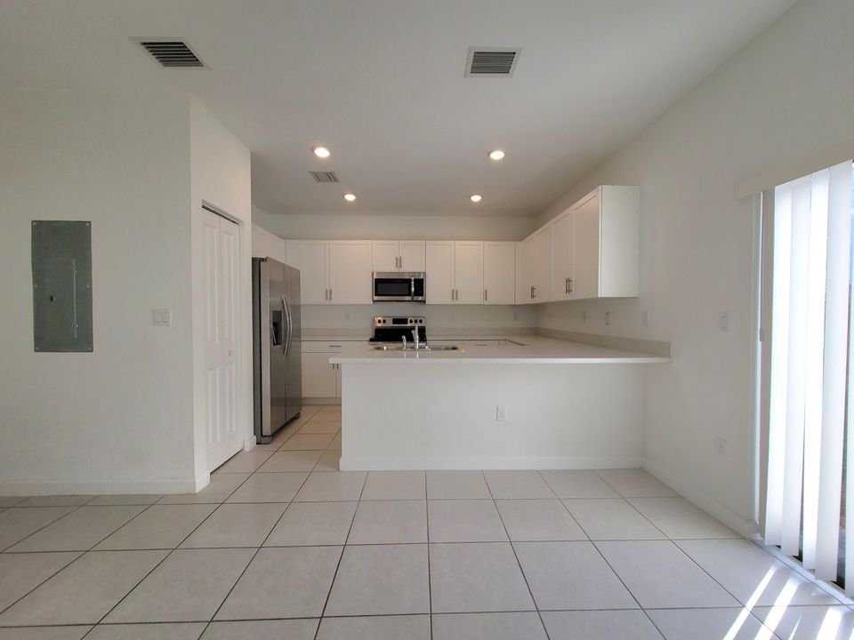 Active With Contract: $2,550 (3 beds, 2 baths, 1749 Square Feet)