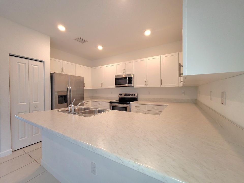 Active With Contract: $2,550 (3 beds, 2 baths, 1749 Square Feet)