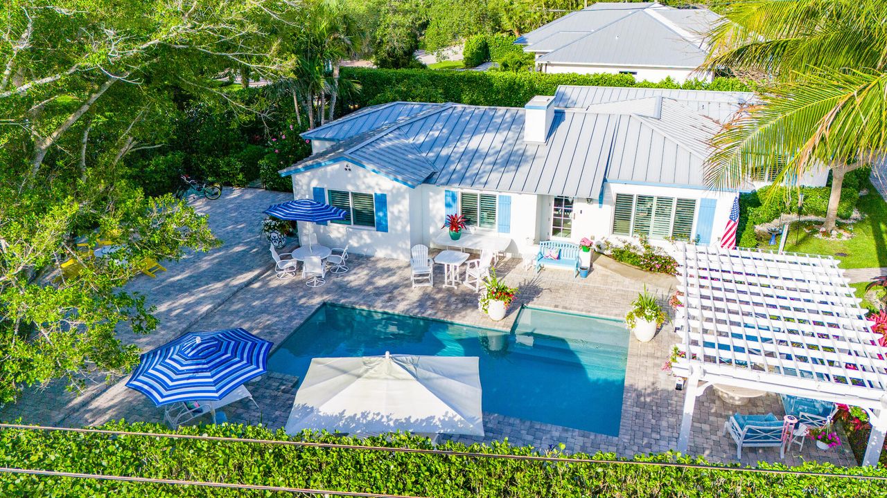 Recently Sold: $2,700,000 (3 beds, 2 baths, 2105 Square Feet)