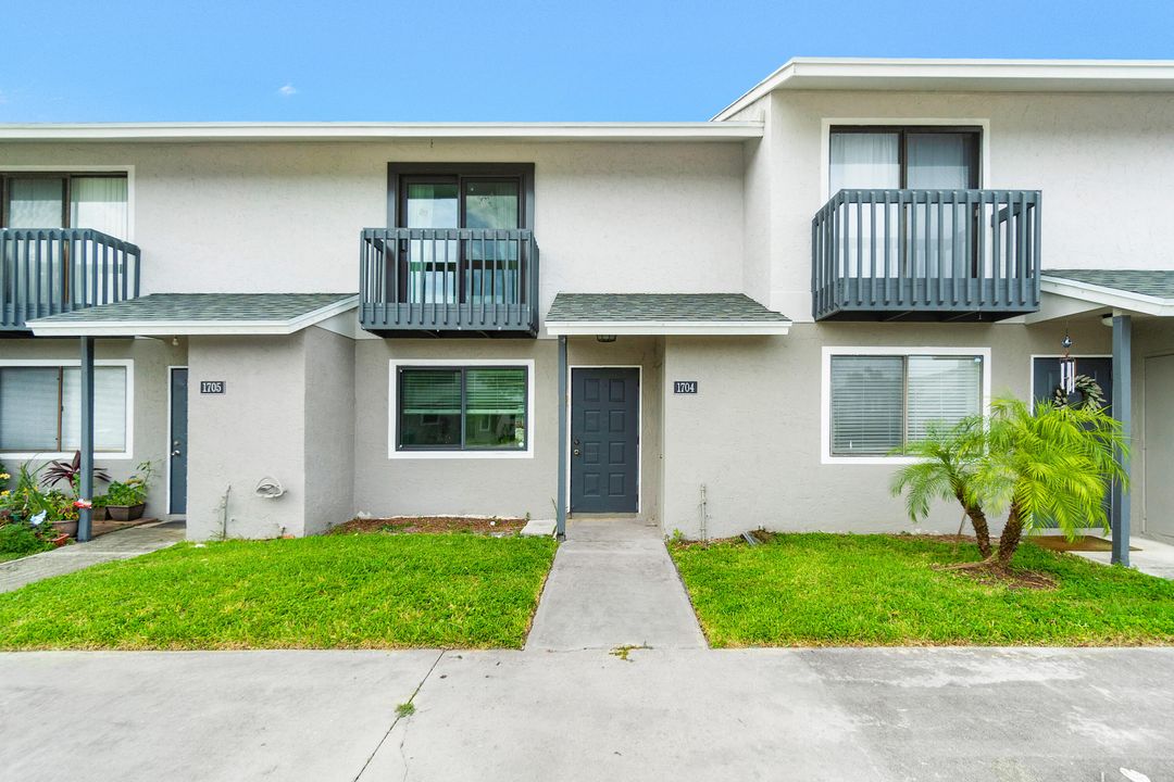 Recently Sold: $285,000 (3 beds, 2 baths, 1242 Square Feet)