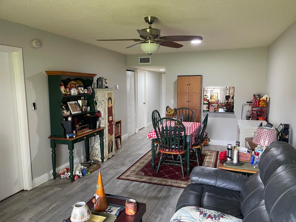 For Sale: $99,500 (2 beds, 2 baths, 905 Square Feet)