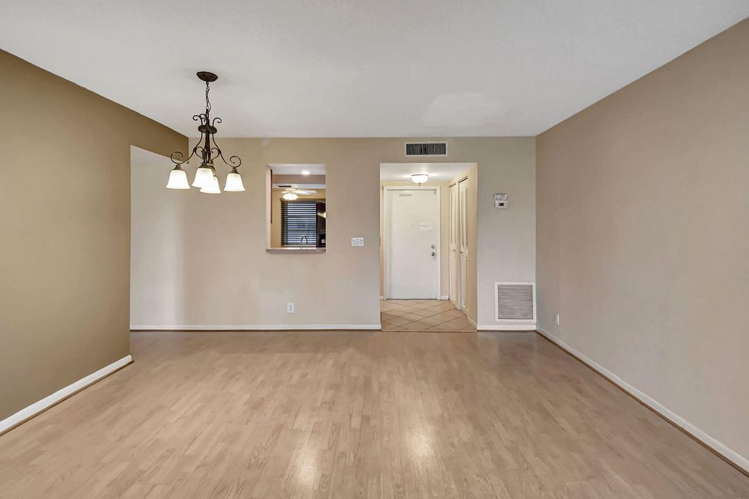 Active With Contract: $124,950 (2 beds, 2 baths, 1044 Square Feet)