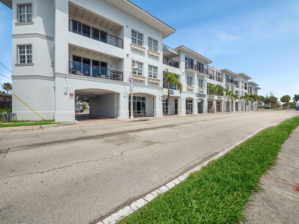 Active With Contract: $409,000 (3 beds, 2 baths, 1414 Square Feet)