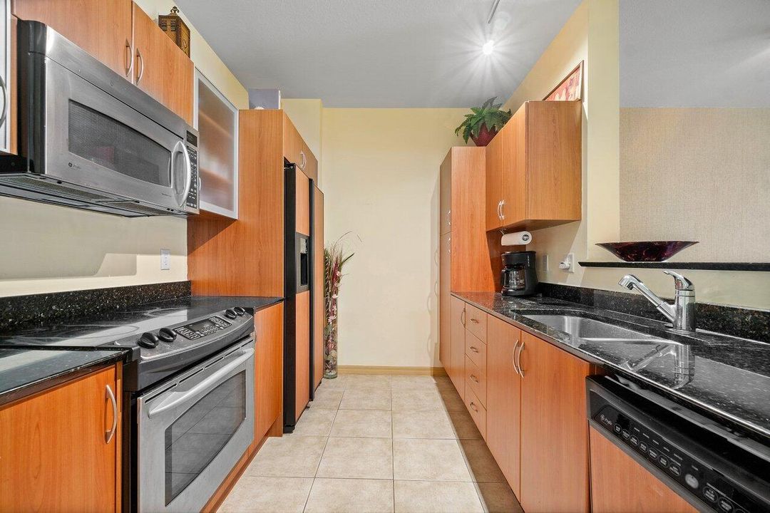 Active With Contract: $245,000 (1 beds, 1 baths, 797 Square Feet)