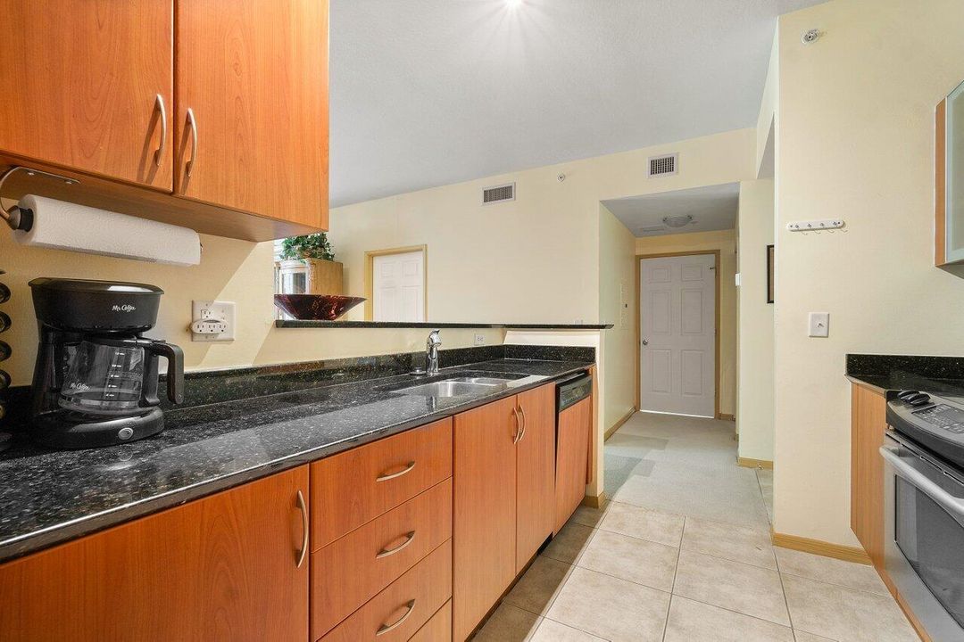 Active With Contract: $245,000 (1 beds, 1 baths, 797 Square Feet)