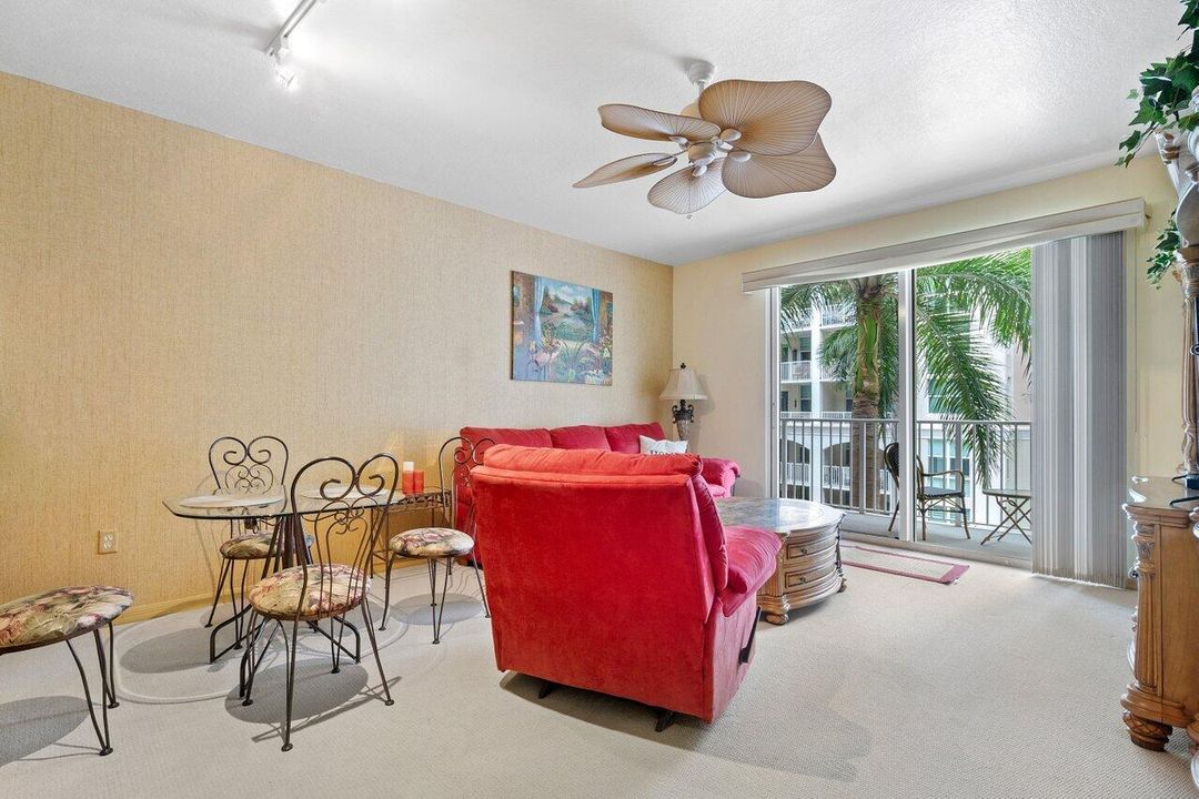 Active With Contract: $245,000 (1 beds, 1 baths, 797 Square Feet)