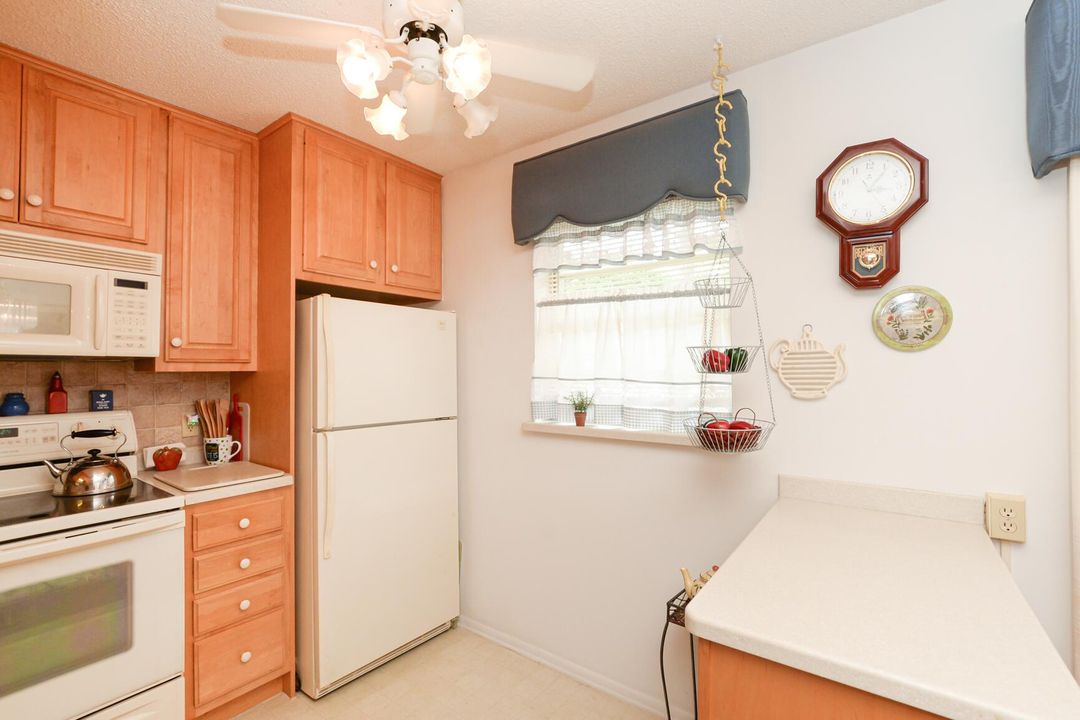 For Sale: $160,000 (2 beds, 2 baths, 962 Square Feet)