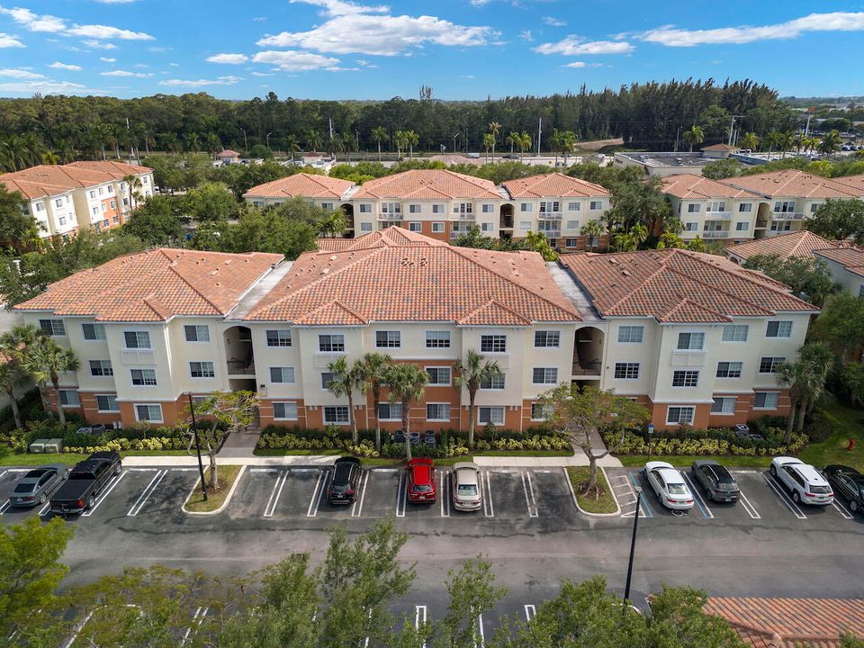 Active With Contract: $2,300 (2 beds, 2 baths, 1258 Square Feet)