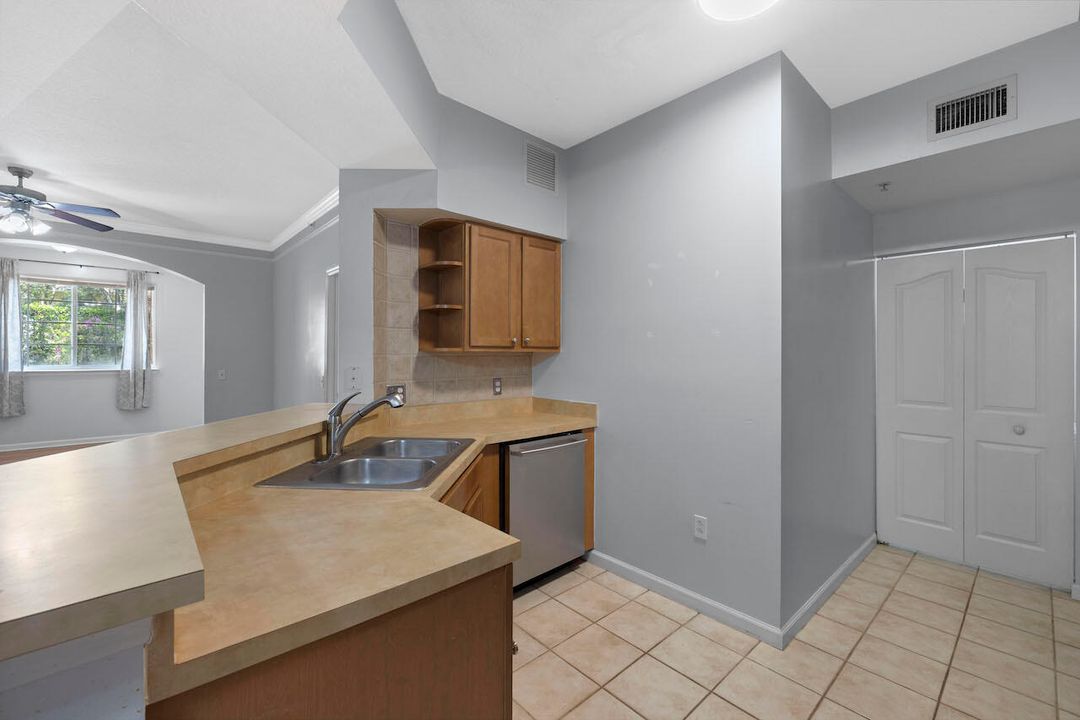 Active With Contract: $2,300 (2 beds, 2 baths, 1258 Square Feet)