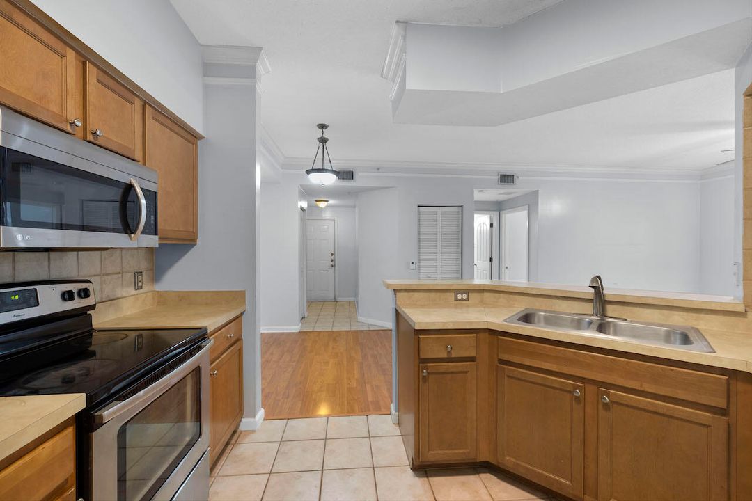 Active With Contract: $2,300 (2 beds, 2 baths, 1258 Square Feet)