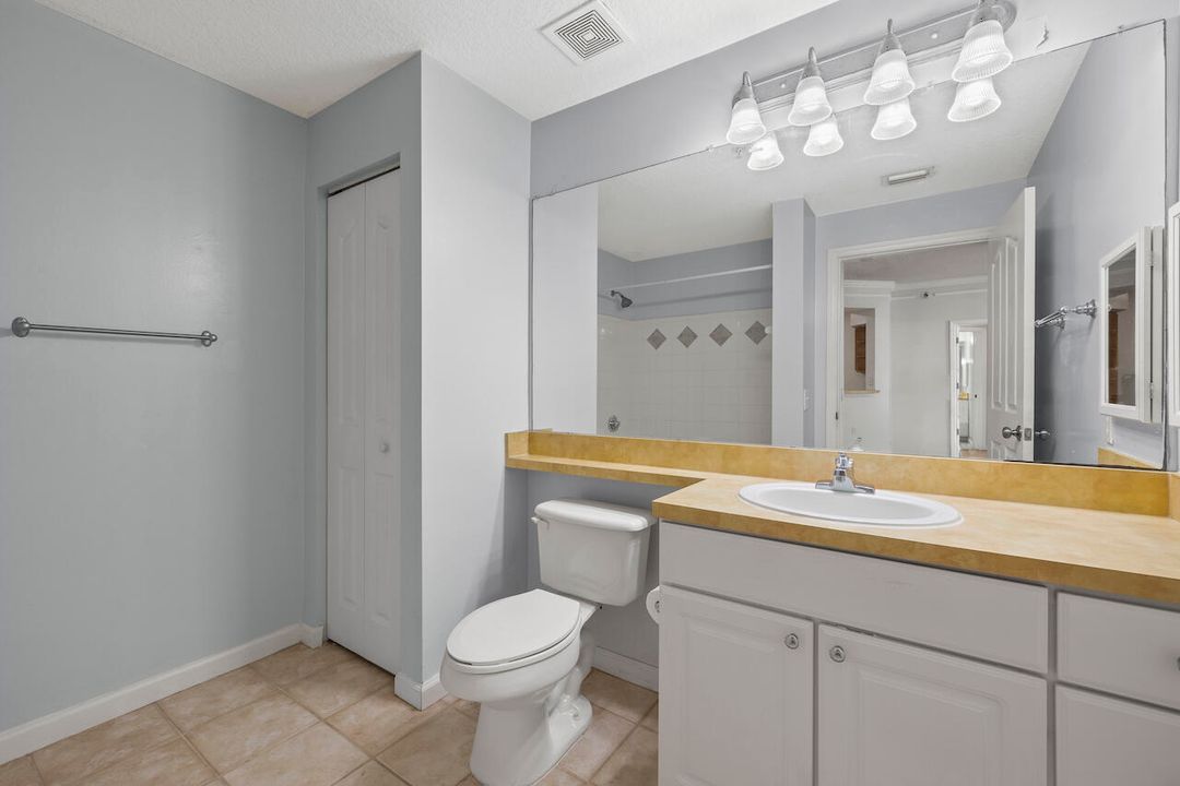 Active With Contract: $2,300 (2 beds, 2 baths, 1258 Square Feet)