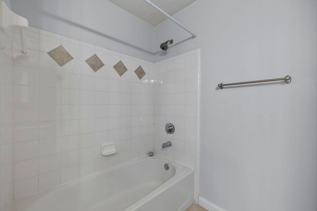 Active With Contract: $2,300 (2 beds, 2 baths, 1258 Square Feet)