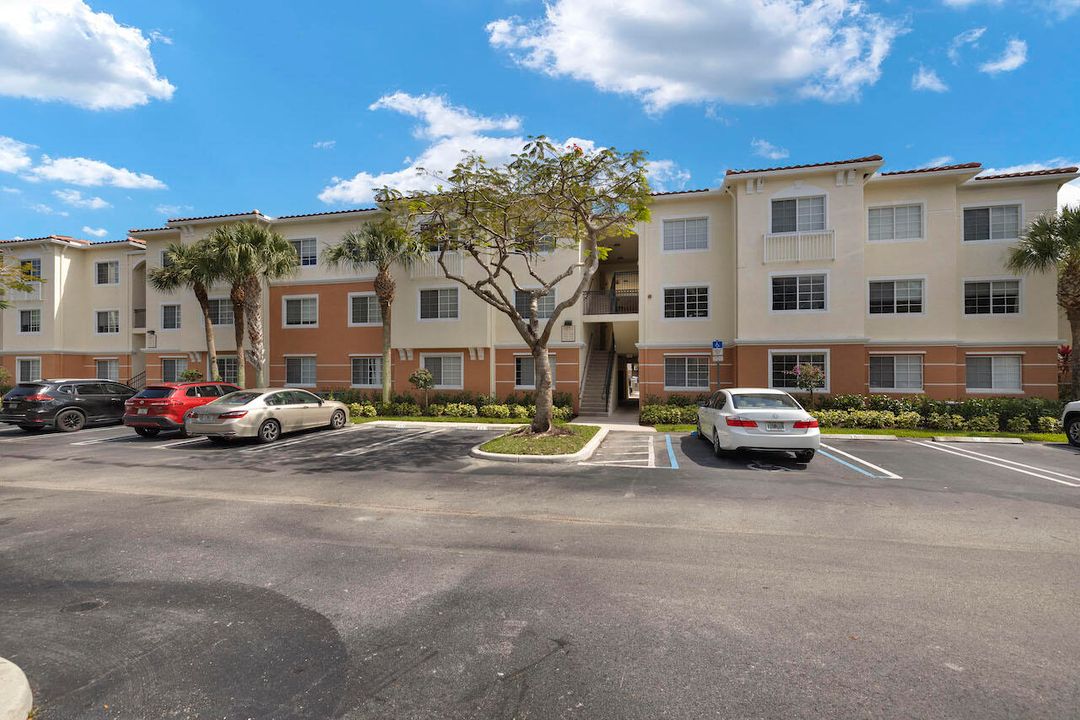 Active With Contract: $2,300 (2 beds, 2 baths, 1258 Square Feet)