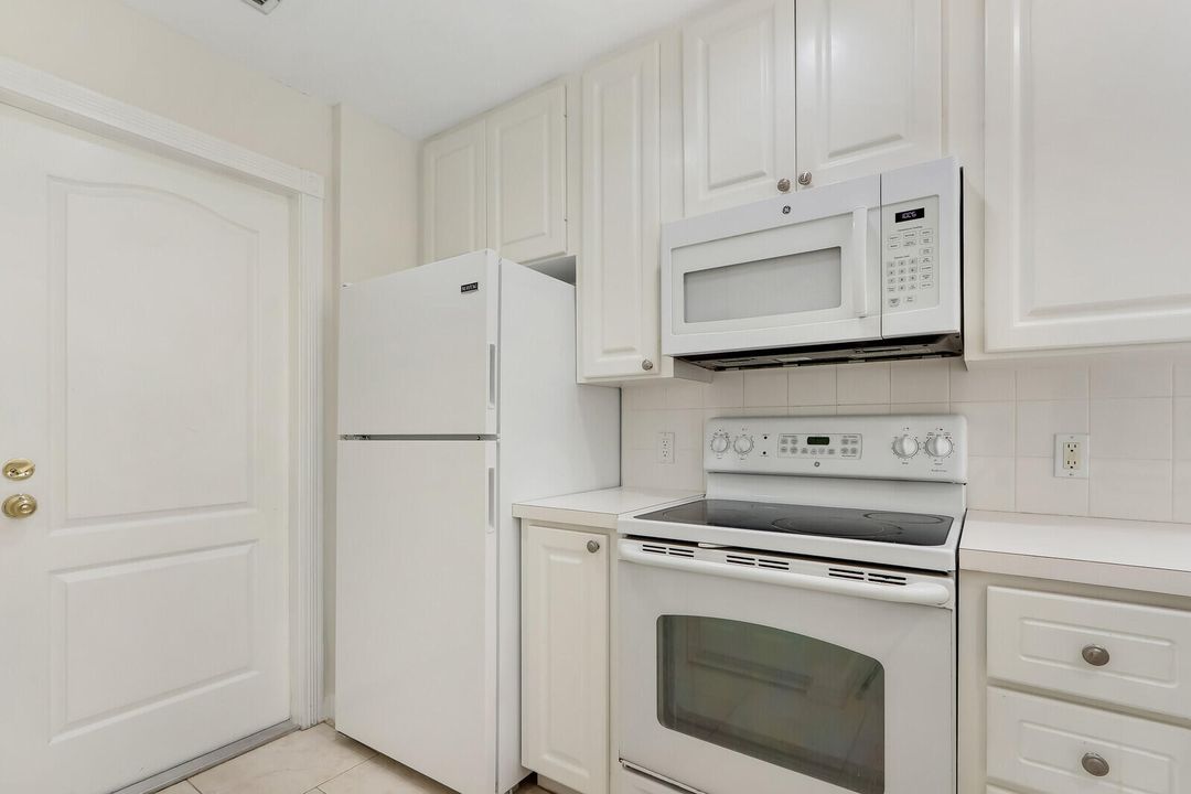 Active With Contract: $3,395 (3 beds, 2 baths, 1413 Square Feet)