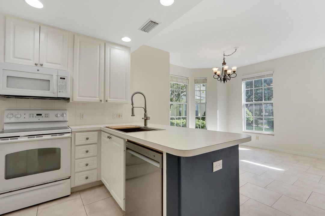 Active With Contract: $3,395 (3 beds, 2 baths, 1413 Square Feet)