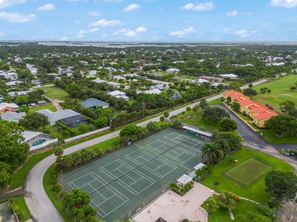 Active With Contract: $225,000 (3 beds, 2 baths, 1460 Square Feet)