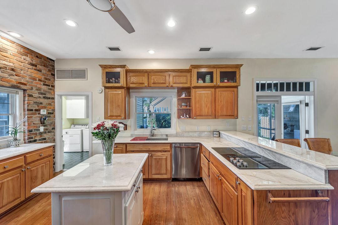 На продажу: $1,100,000 (4 спален, 4 ванн, 3826 Квадратных фут)