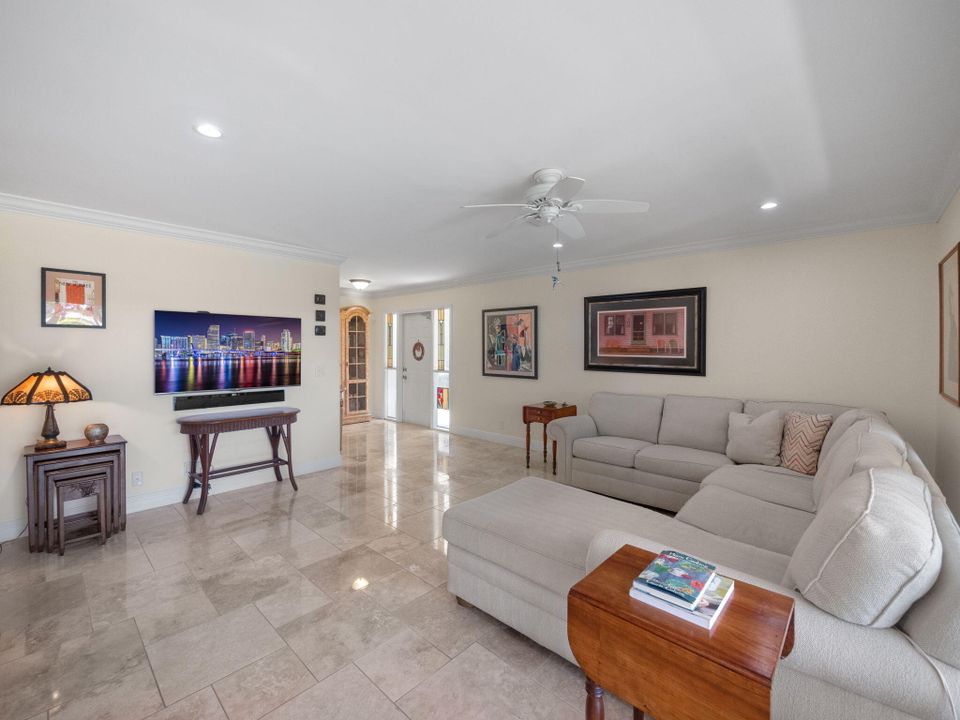 For Sale: $375,000 (2 beds, 2 baths, 1170 Square Feet)