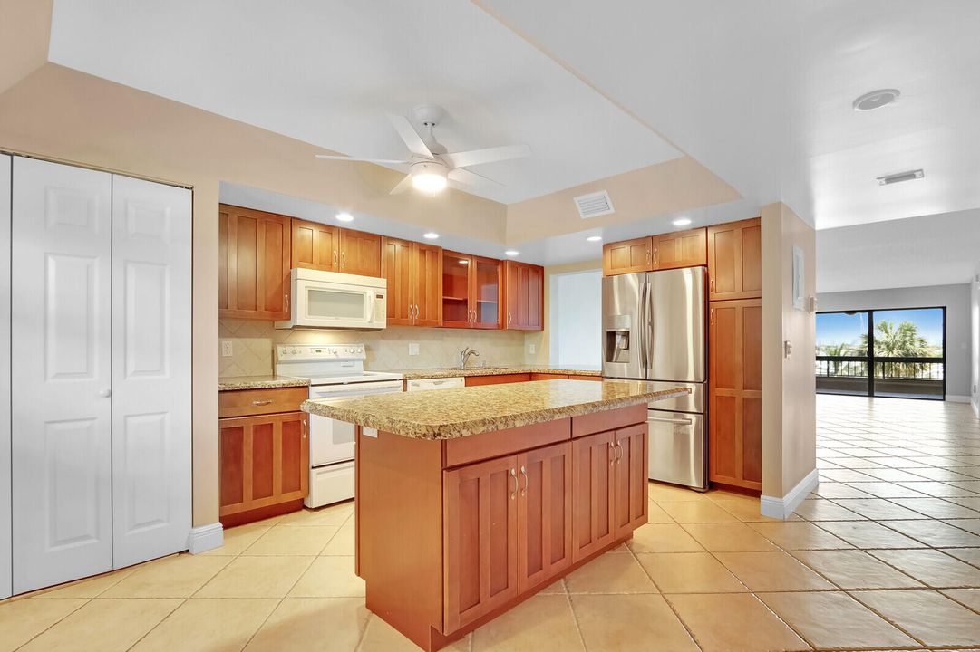 For Sale: $394,000 (2 beds, 2 baths, 1369 Square Feet)