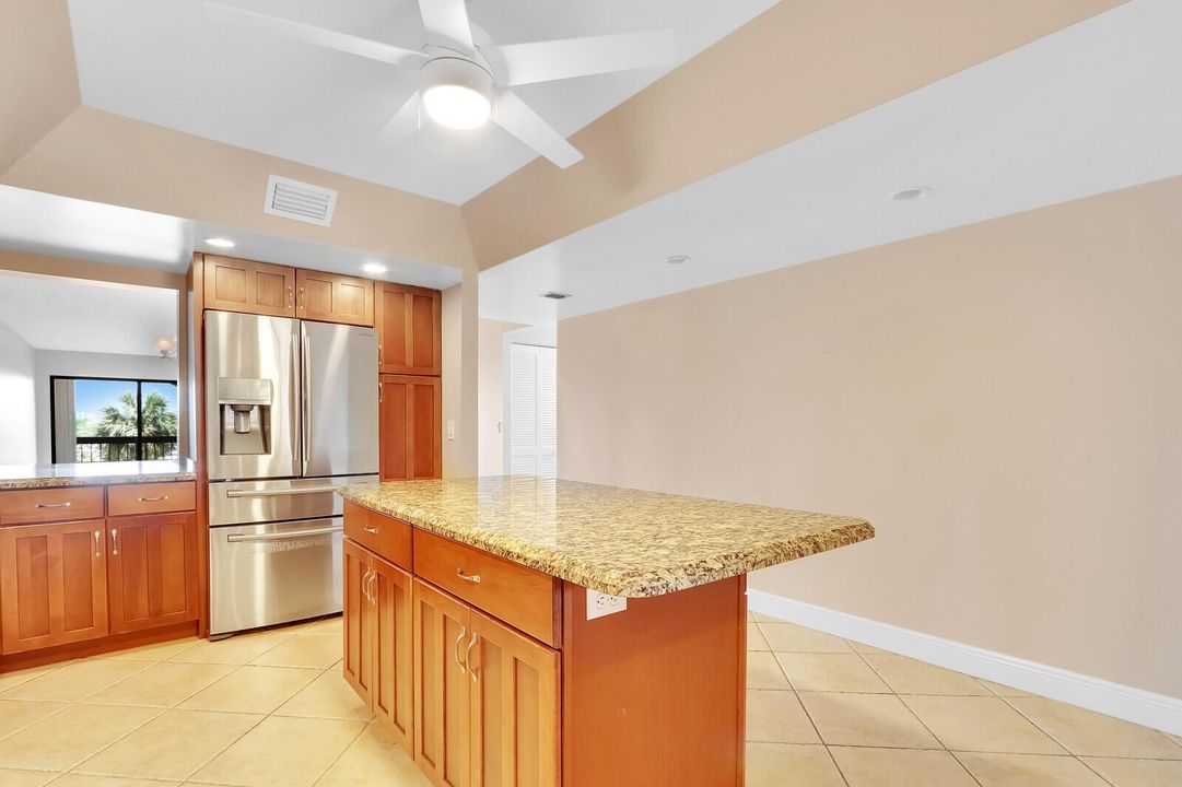 For Sale: $394,000 (2 beds, 2 baths, 1369 Square Feet)