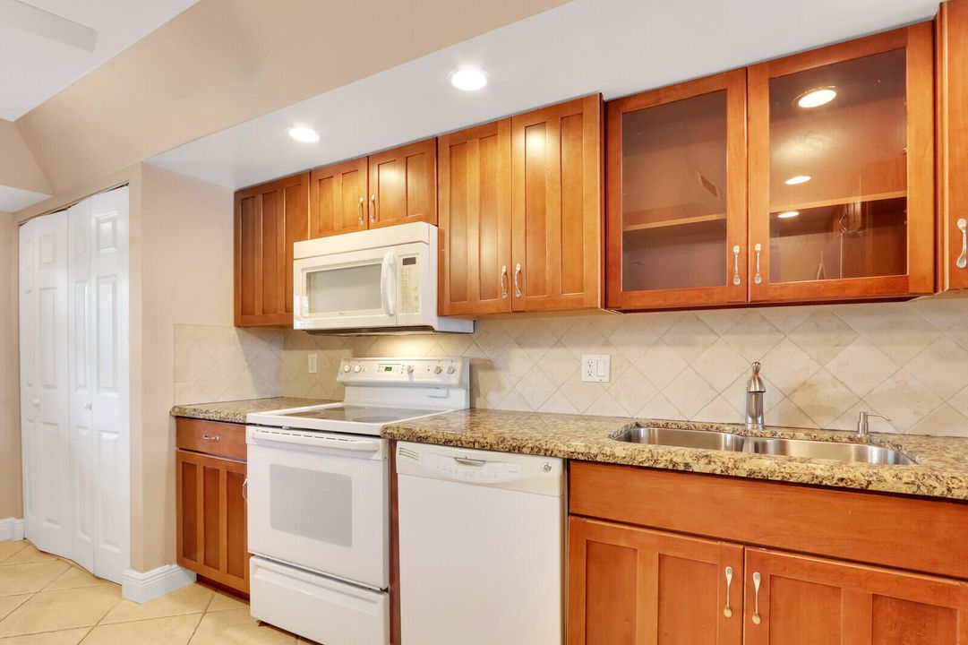 For Sale: $394,000 (2 beds, 2 baths, 1369 Square Feet)