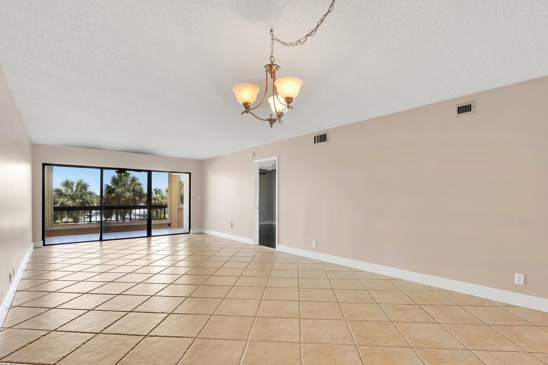 For Sale: $394,000 (2 beds, 2 baths, 1369 Square Feet)